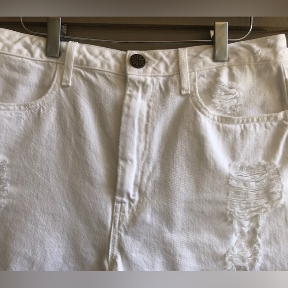 PRE-OWNED MUMU BLUE WOMEN'S WHITE DENIM SHORTS- SIZE 29 - Picture 2 of 7